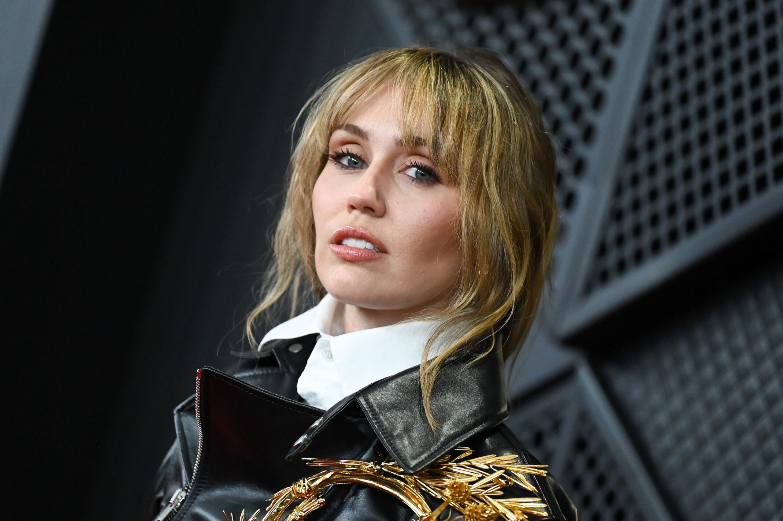 Майли Сайрус стала самой блондинистой за последние годы — смотрите фото